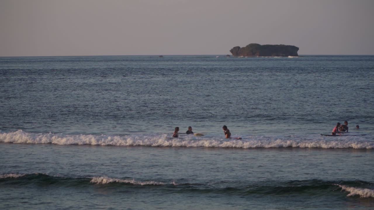 uhd 4k 슬로모로 촬영된 태평양의 파도에서 즐겁게 노는 사람들