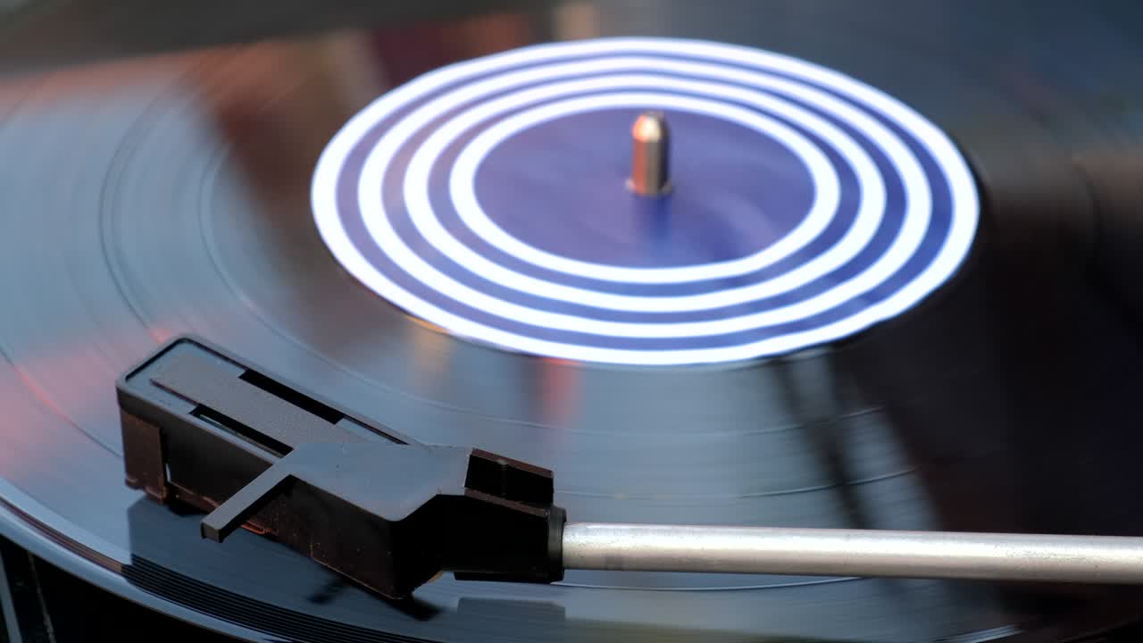 고대 레코드 플레이어: 바늘을 클로즈업으로 는 회전판과 스타일러스, 디제이 턴테이블에 검은 비닐 레코드에 내려 놓은 스타일러스의 팔과 바늘