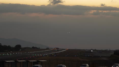 Pequeño-Avión-Que-Llega-Para-Aterrizar-En-El-Aeropuerto-Juan-Santa-María-De-Costa-Rica.