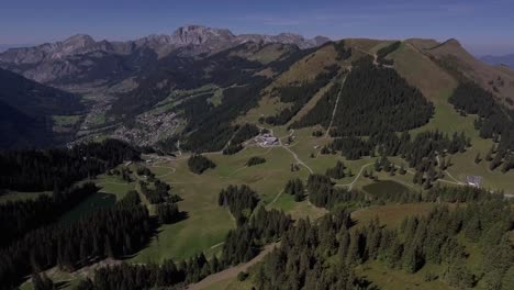 vuelo de paisaje aéreo sobre un pueblo en un día claro