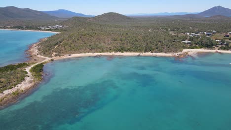 vista panorámica del frondoso bosque en la ciudad de hideaway bay y la isla de grosella negra en el estado australiano de queensland
