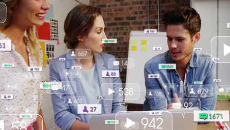 animación de iconos de notificación y números cambiantes a través de diversos compañeros de trabajo compartiendo ideas a través de la computadora portátil.