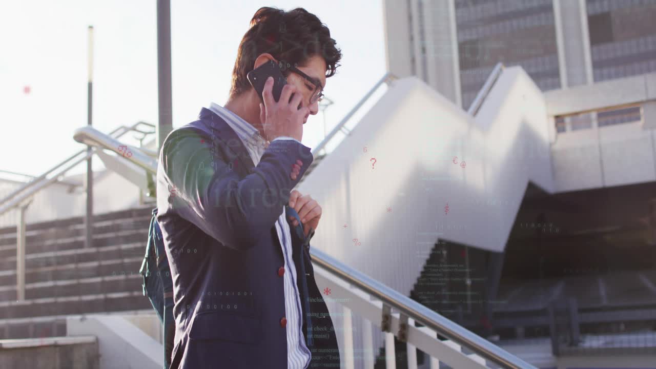 Uomo che risponde a una chiamata sullo smartphone fa apparire barre di segnale animate mentre scende scale aziendali verso una riunione.