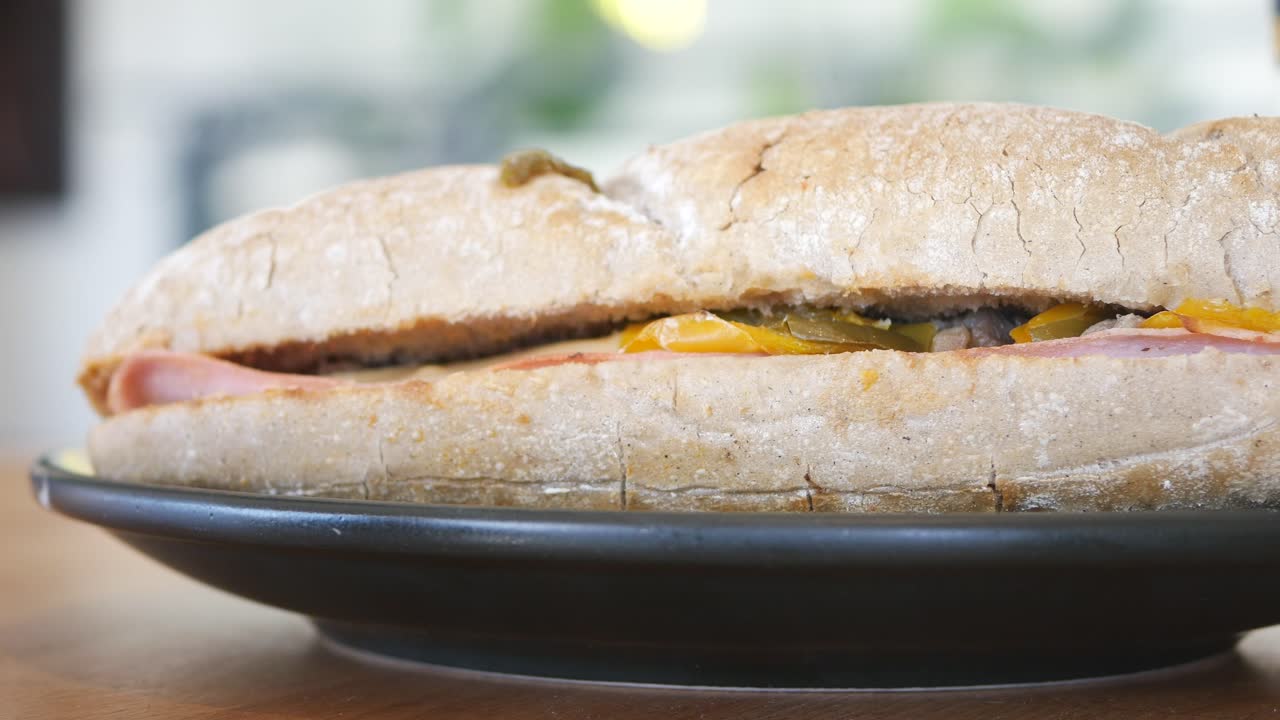 Un sándwich de jamón muy delicioso.