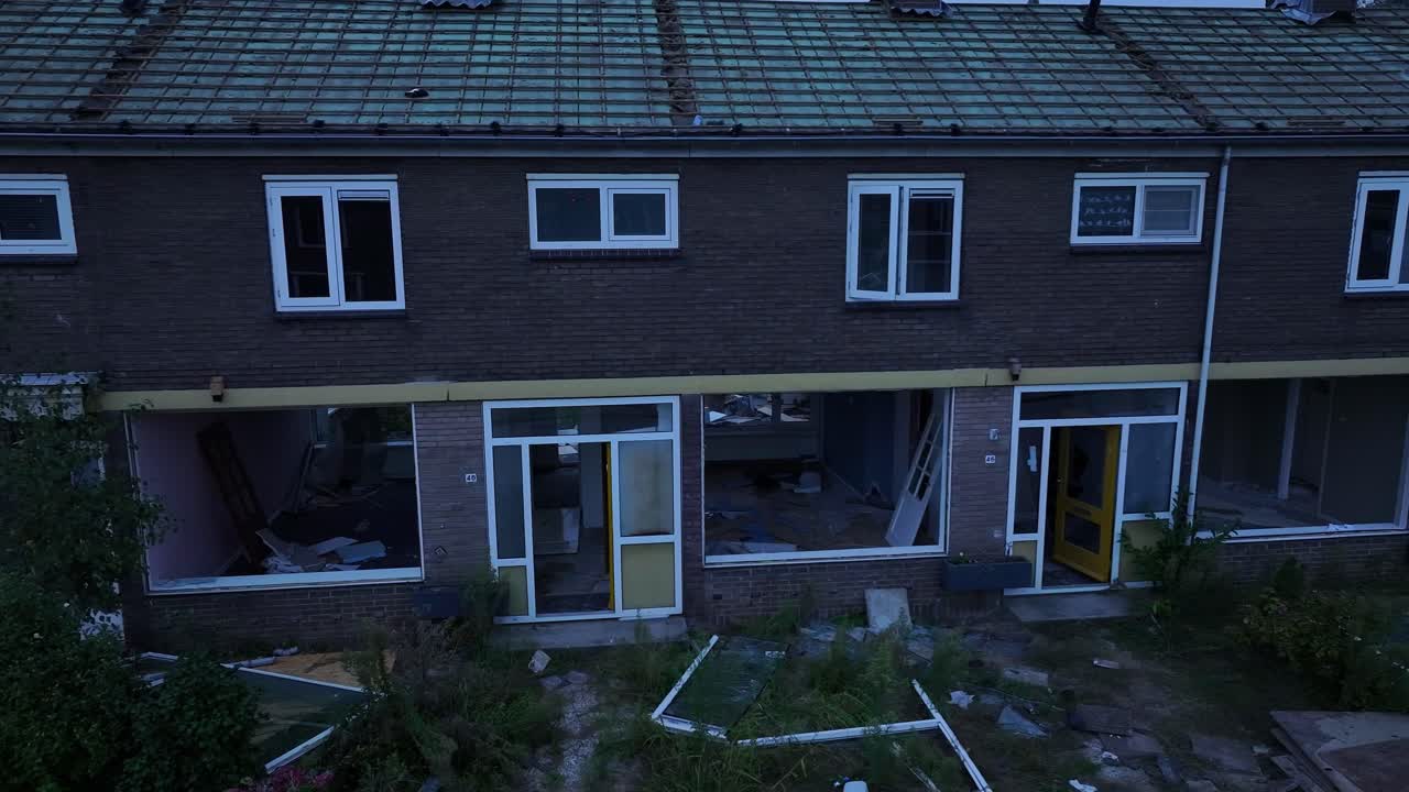 동네의 폐허가 된 주거 건물을 철거하는 작업이 진행 중입니다.