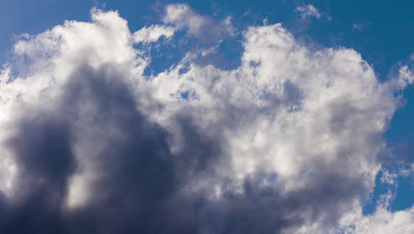 el cielo nublado