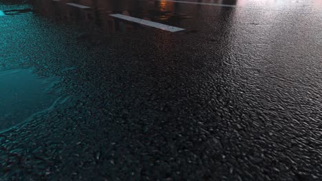 3d lluvia fuerte golpeando la carretera por la noche - 4k partículas de lluvia realistas (loopable) - día lluvioso en una calle colorida con tráfico - carretera húmeda por la noite - toma de ángulo bajo en la lluvia - lluvia y reflejo en la carretera - imagen en movimiento loopable - praga