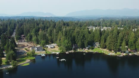 Mavic-Schwebt-über-Dem-Pipe-Lake-In-Covington,-Washington-State,-Vereinigte-Staaten---Tracking