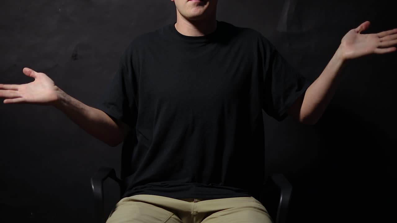 toma de un hombre encogiéndose de hombros y haciendo un gesto de "no sé" con los brazos y las manos