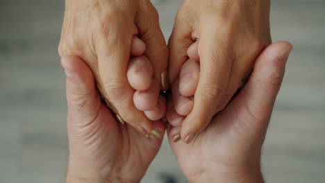 una pareja de ancianos tomados de la mano.