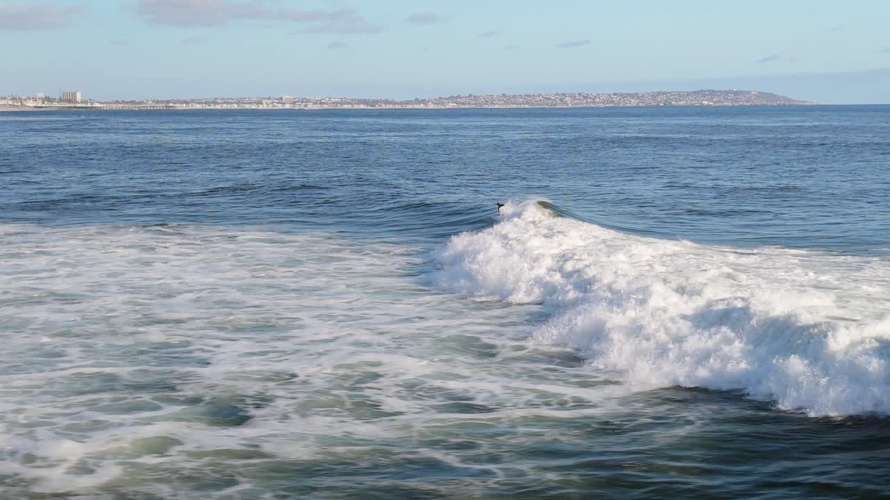 surfeando con las olas del océano en la jolla, san diego, california