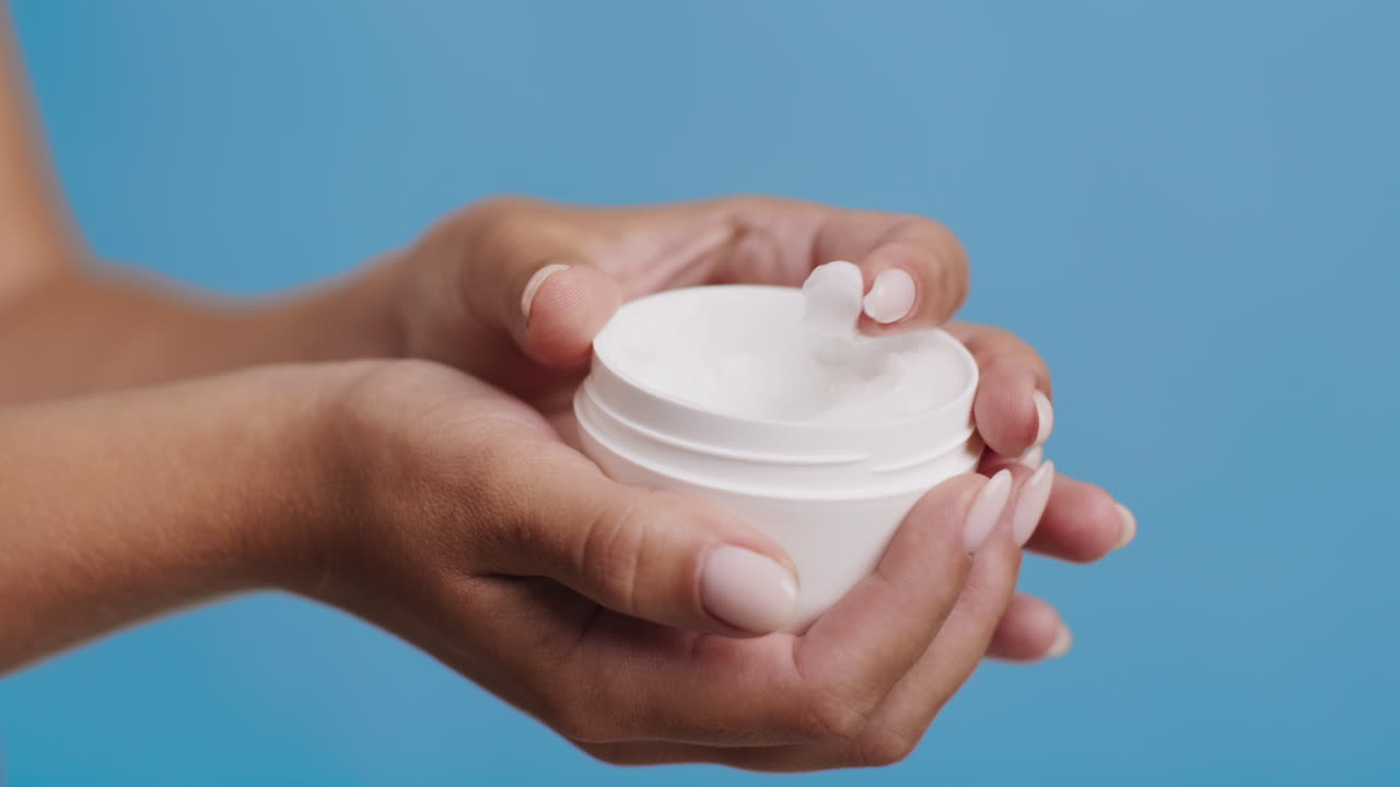 mujer aplicando crema