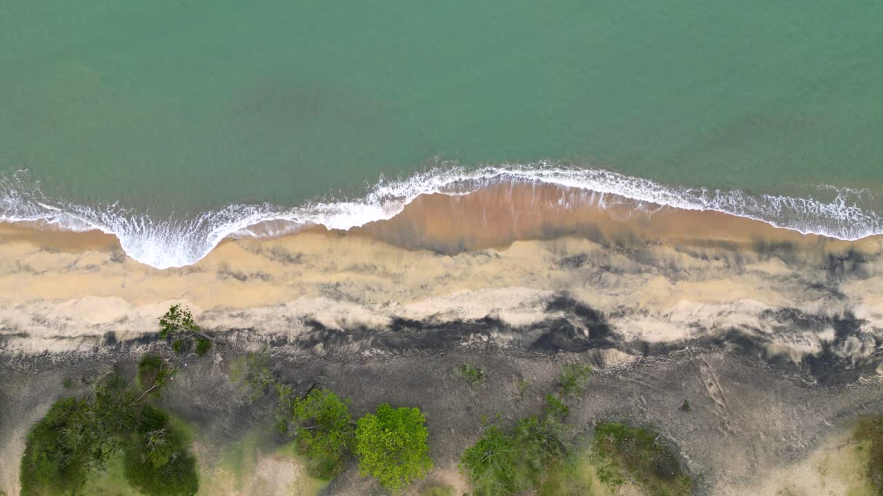 vista aérea de una playa y olas en la arena - brasil