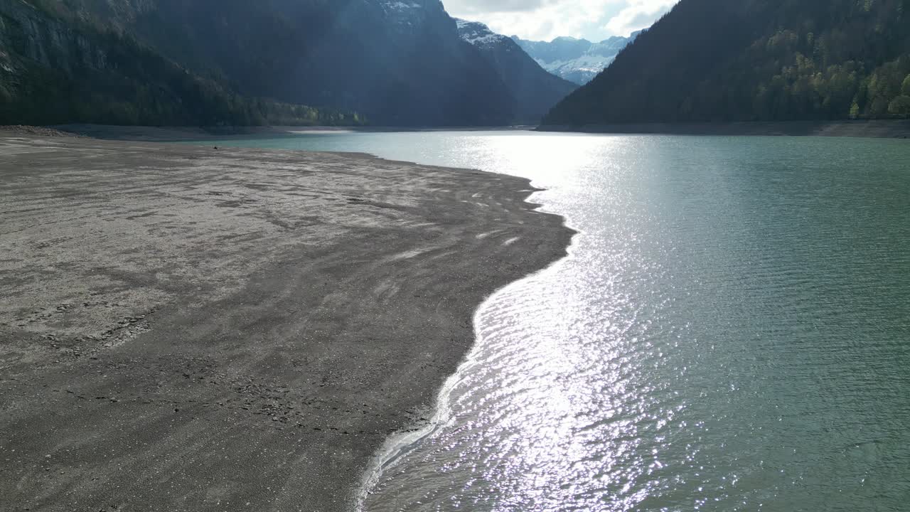 황혼 에 환상적 인 산악 풍경 에 있는 알파인 호수 의 해안선 의 공중 전망