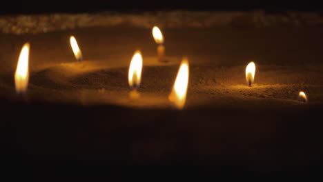 Velas-Colocadas-En-La-Iglesia-Católica-Vela-De-Acebo,-Vela-En-Ceremonia-Católica