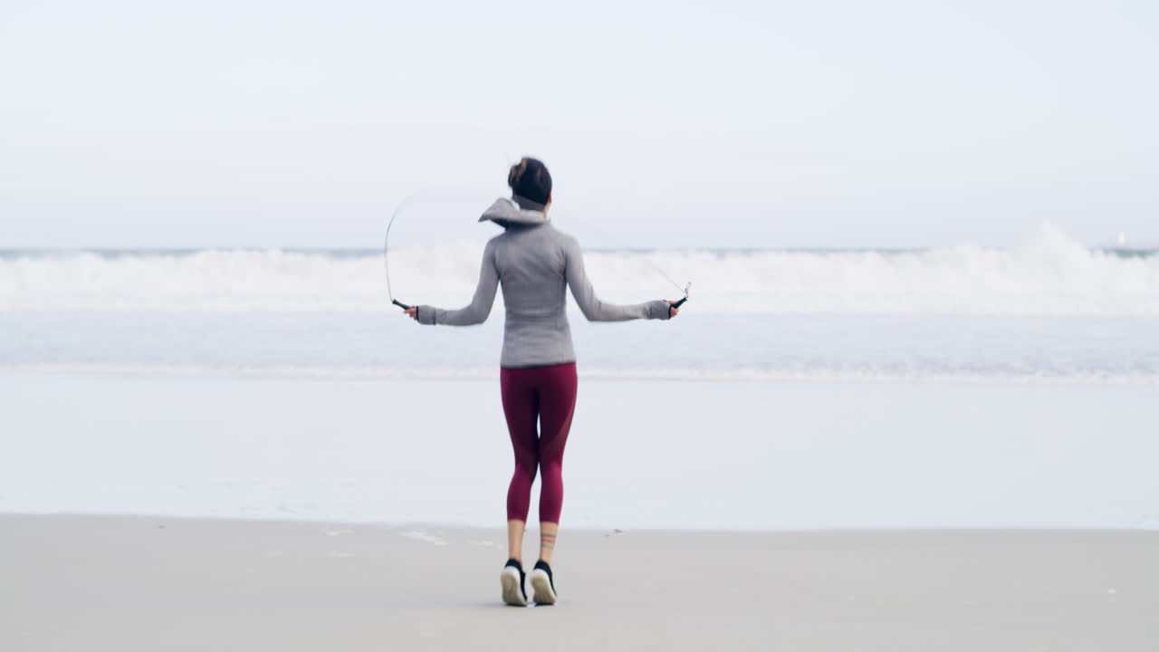 해변에서 운동하는 하루를 절대 놓치지 마세요.