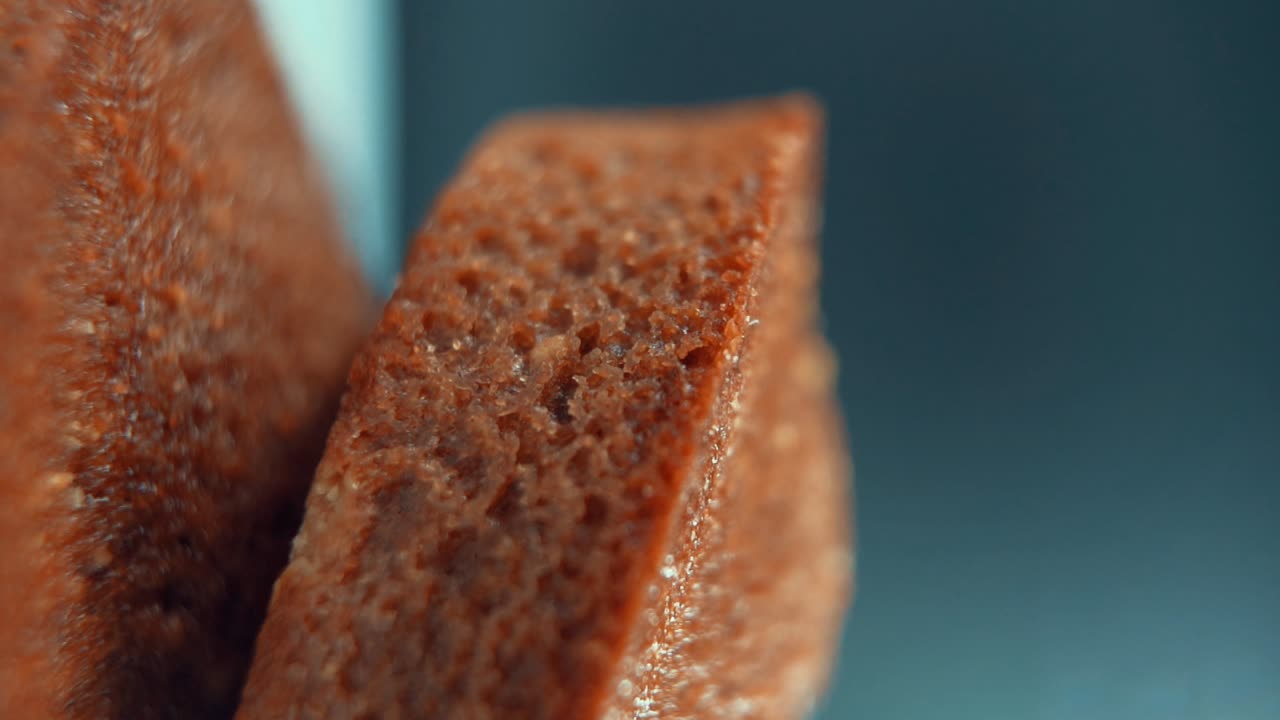 360 회전 스탠드에 맛있는 컵케이크의 수직 매크로 클로즈업  ⁇ , 전문 스튜디오 조명, 슈퍼 슬로 모션, 120fps, 부드러운 움직임, 풀 hd 비디오