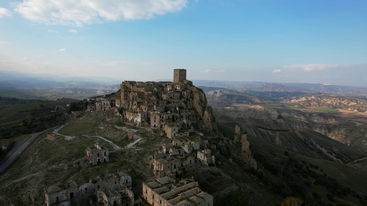 Craco è una città abbandonata in Basilicata, Italia meridionale. La città fantasma fu colpita da una frana negli anni '60, costringendo gli abitanti a lasciare le loro case