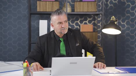 Businessman-nervous-and-stressed-at-desk.