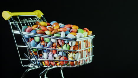 dulces en un carrito de compras en un video de 4k de fondo negro