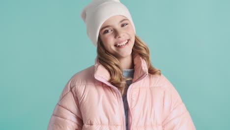 adolescente caucásica con ropa de invierno delante de la cámara.