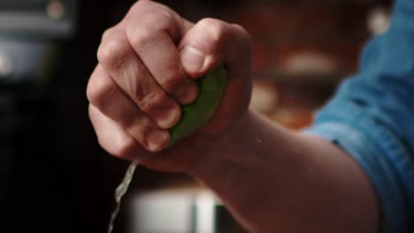 video de mano de la cal apretando a mano.