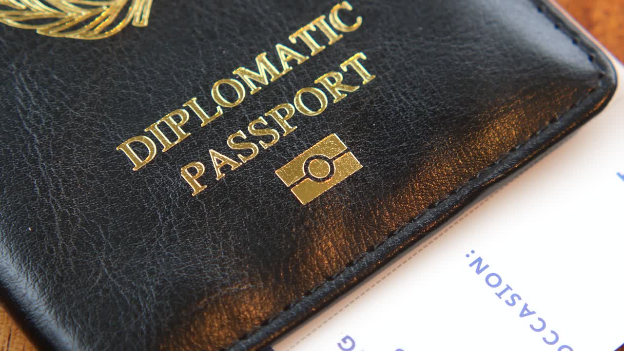 Detailní záběr na desky diplomatického pasu.