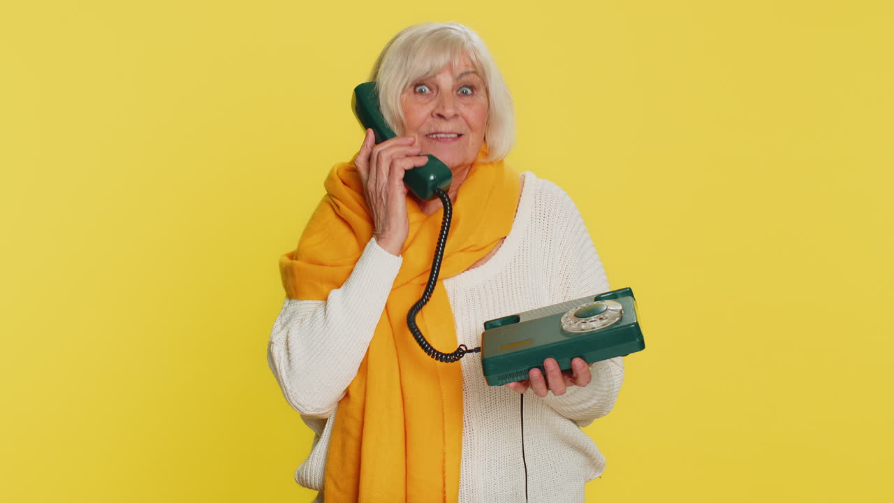 노인 여성이 유선 고정 전화로 이야기하는 빈티지 전화 광고 대화 제안