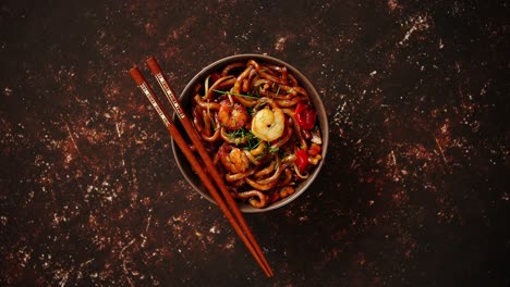 Traditionelle-Asiatische-Udon-Pfanne-Nudeln-Mit-Garnelen