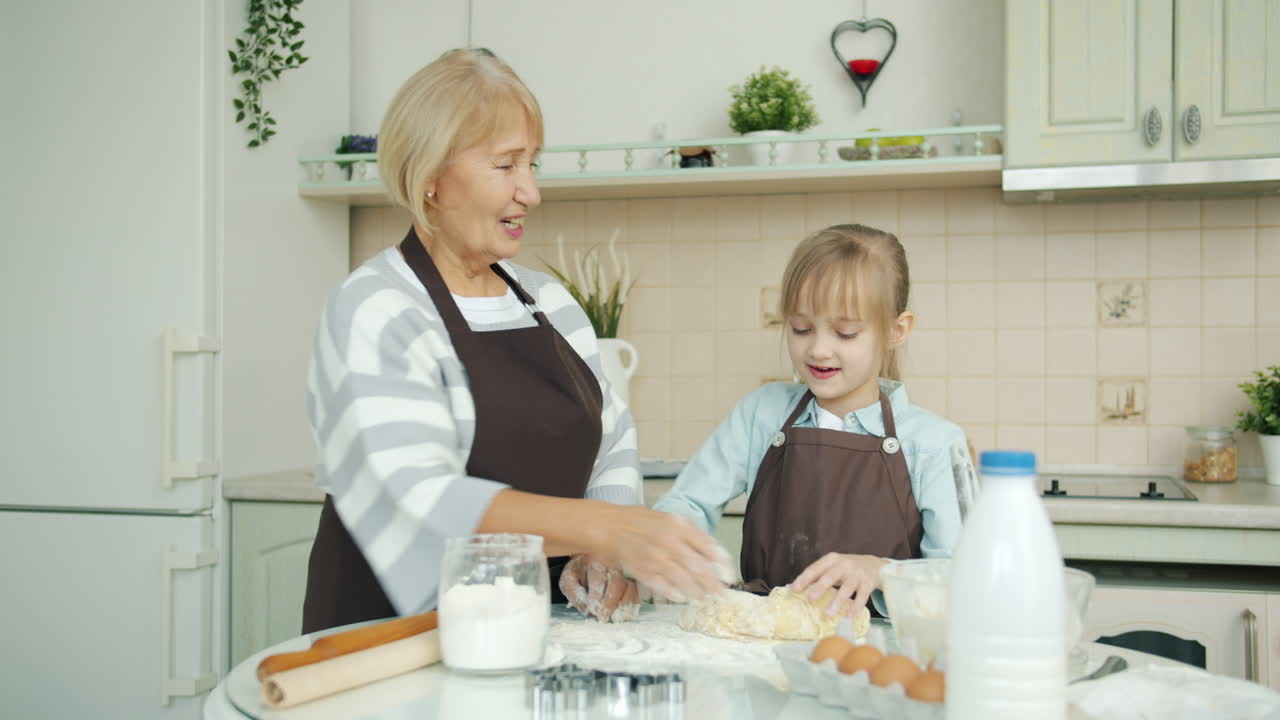 할머니 와 손녀 가 함께