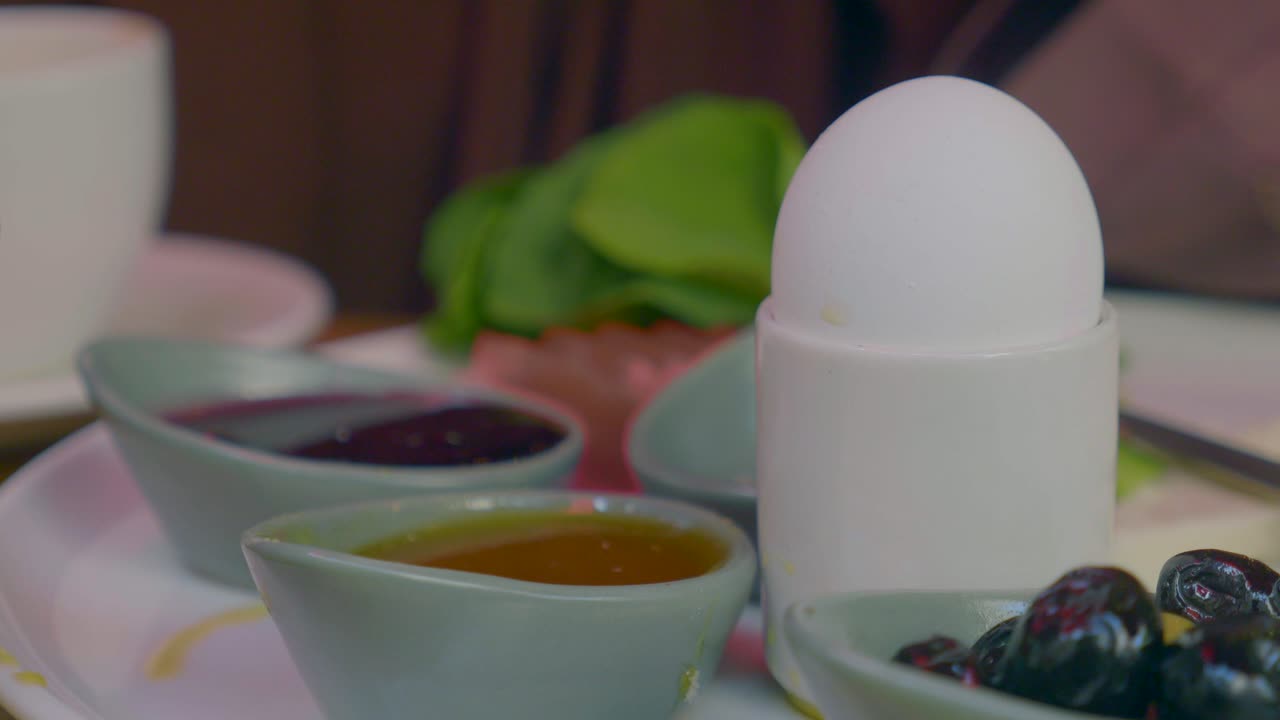 아침 식사 테이블 에서 달 을 잡으려는 여자 의 손