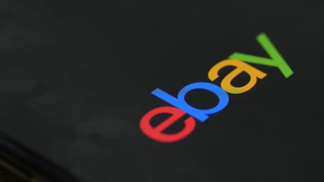 pantalla de teléfono móvil con varios iconos de aplicaciones