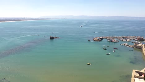 pequeños barcos navegan hacia una ciudad portuaria en galilea desde un avión no tripulado