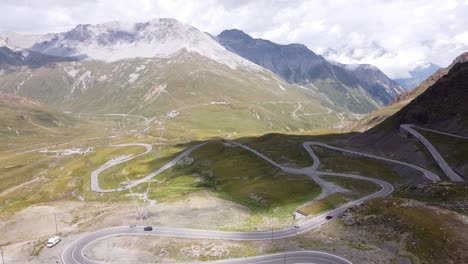 paso de montaña stelvio en tirol del sur, italia - vista aérea de drones de la famosa carretera con curvas y horquillas - vuelta ciclista giro d'italia