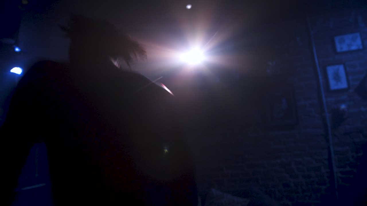 actuación musical en vivo en un lugar oscuro