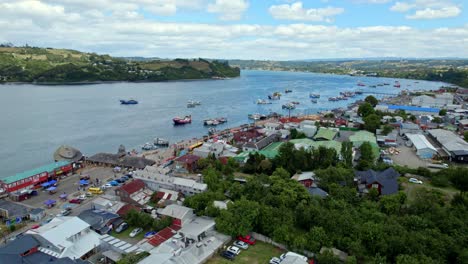 Aereo-Panorámico-Drone-Canal-De-Agua-Paisaje-Dalcahue-Isla-Patagónica-Chilo?