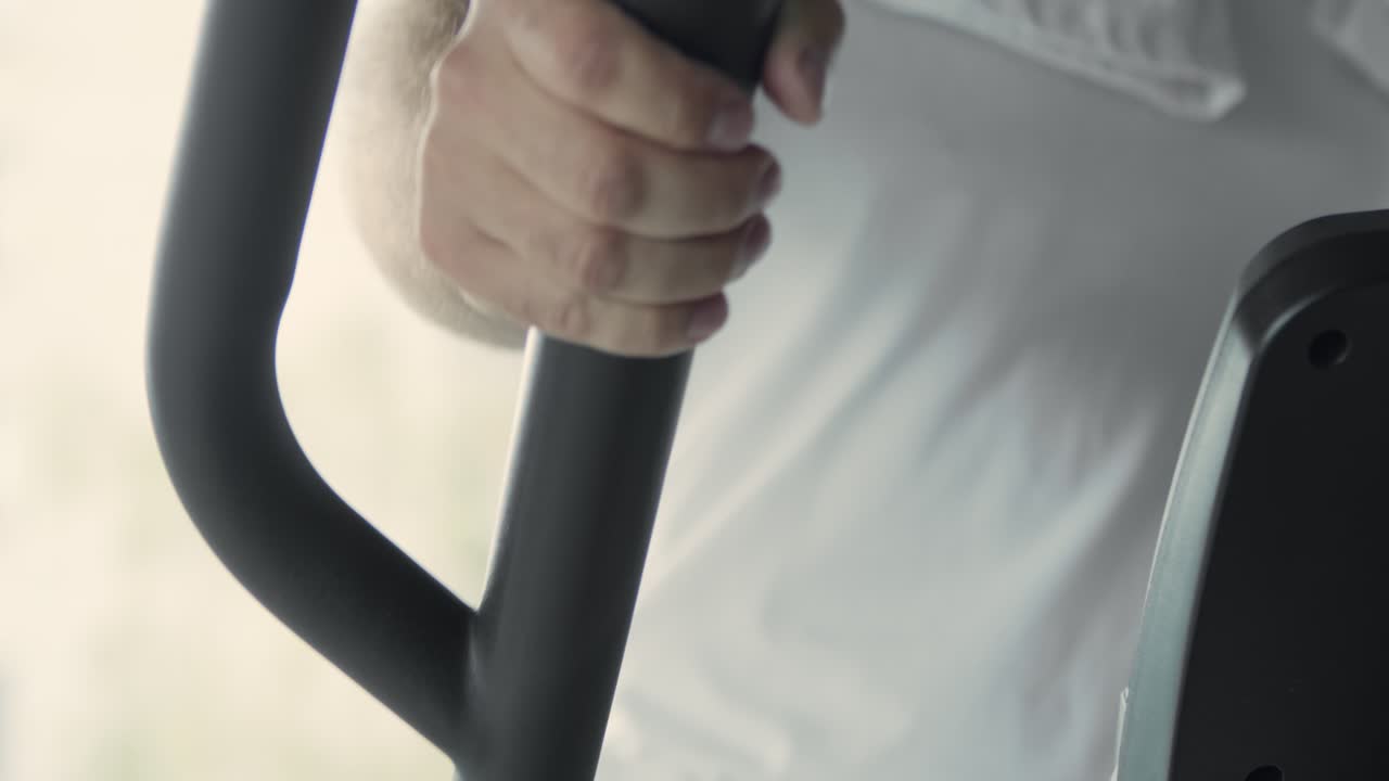 hombre trabajando en la cinta de correr