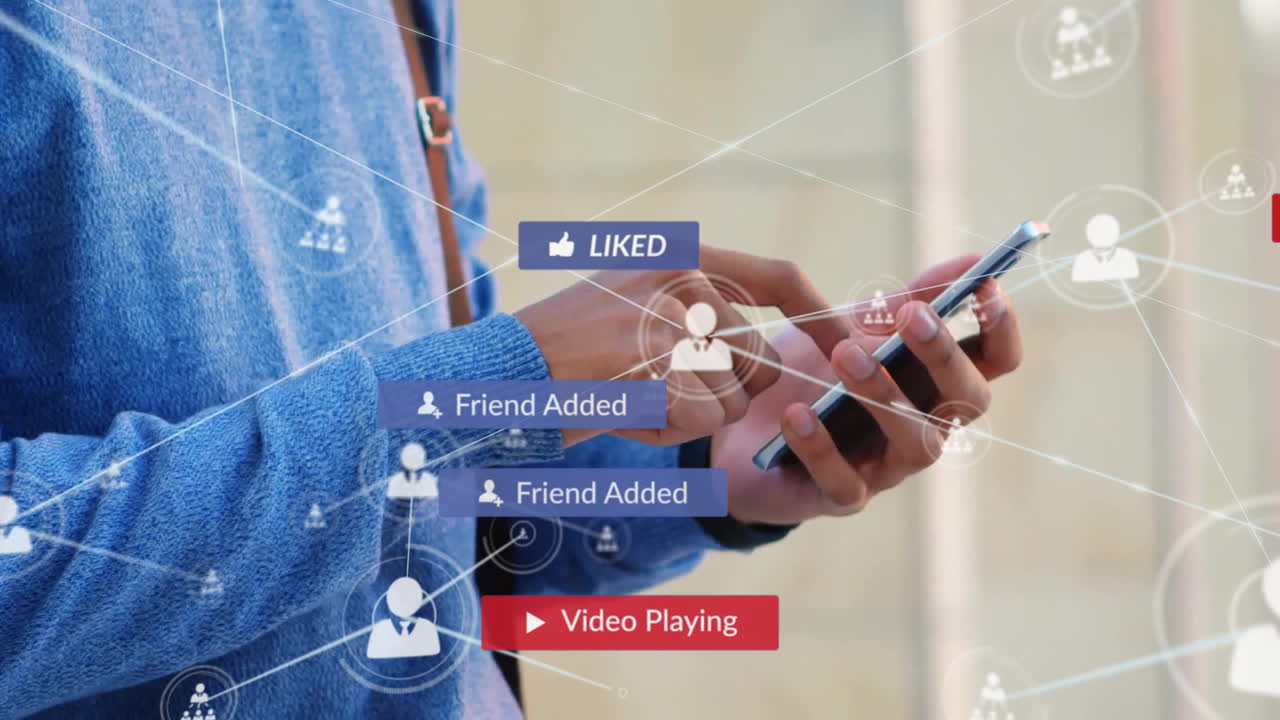 animación de la red de conexiones con iconos sobre empresario biracial que usa un teléfono inteligente