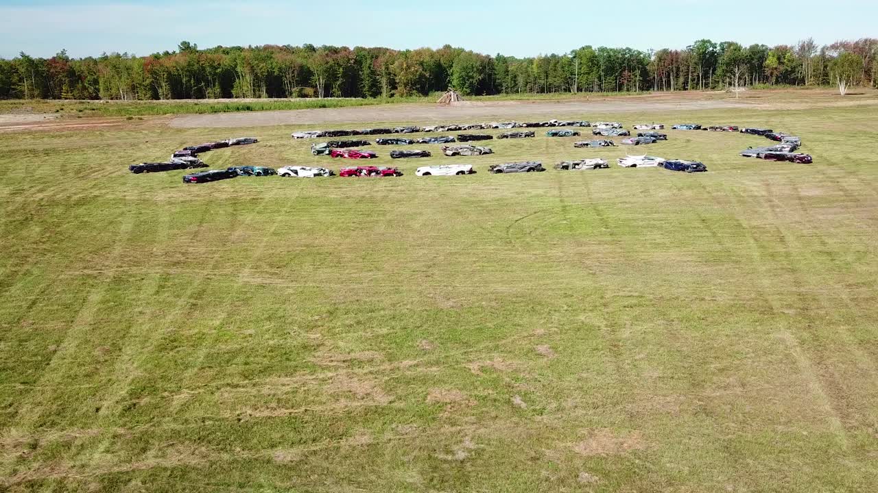 una antena sobre un círculo de autos aplastados en un campo grande cerca de portland maine