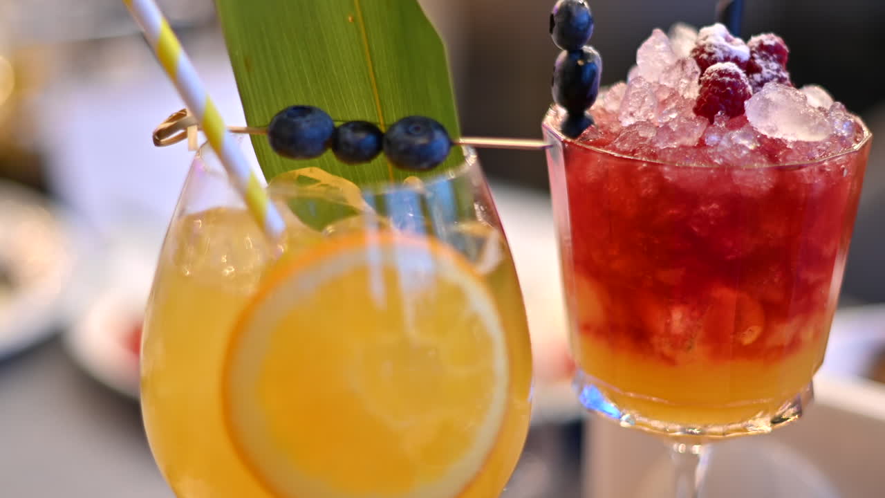 To cocktails på et bord i en restaurant