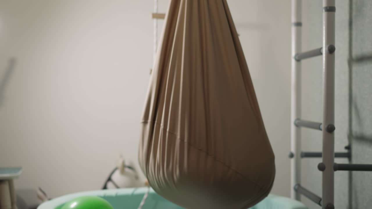 ⁇ 망진창 의자를 돌리는  ⁇ 망진창 머리 소리로 미소 짓는 소년