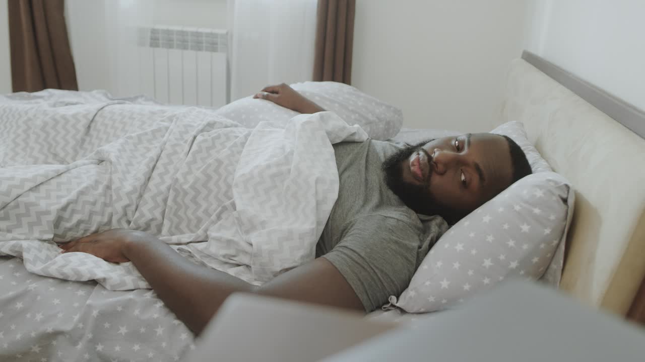 Uomo stanco che si sveglia tardi al mattino. Uomo scioccato che si sveglia velocemente.
