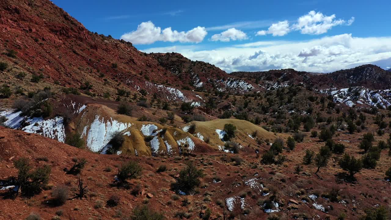 vista aérea de vermillion cliffs utah con una nueva capa de nieve