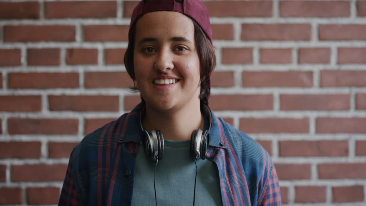 retrato confiado joven estudiante universitario hombre sonriendo feliz disfrutando de un estilo de vida relajado adolescente alegre que parece confiado en cámara lenta