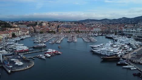 Cannes-Stadt-Und-Hafen-In-Frankreich