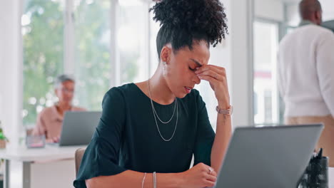 Black-woman,-headache-and-pain-with-professional