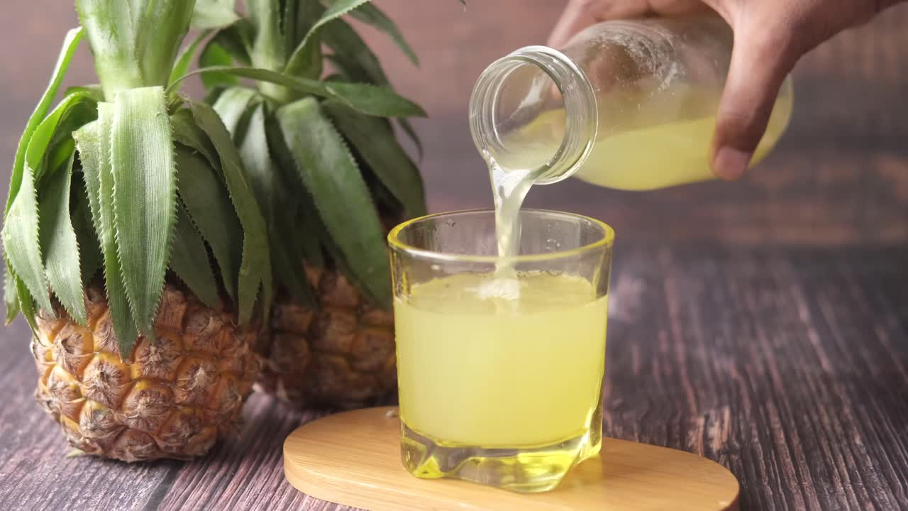 파인애플 주스를 부어