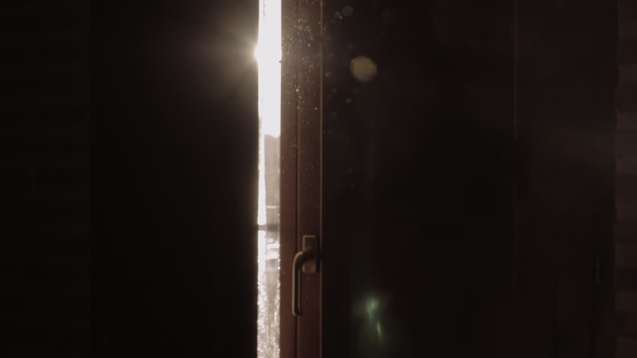 셔터 균열과 먼지가 빛에