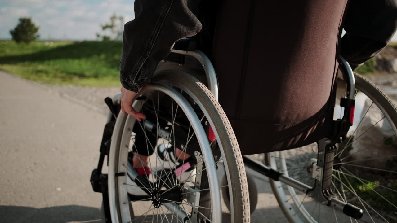 persona en silla de ruedas al aire libre