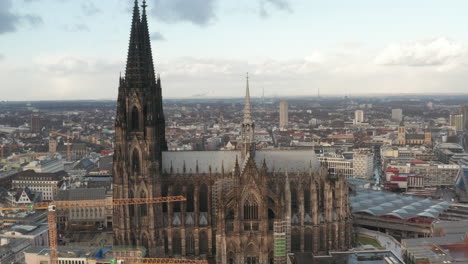 Al-Revés-Revelar-De-La-Iglesia-Catedral-De-San-Pedro.-Vista-Aérea-Del-Histórico-Monumento-Cristiano-Gótico.-Colonia,-Alemania